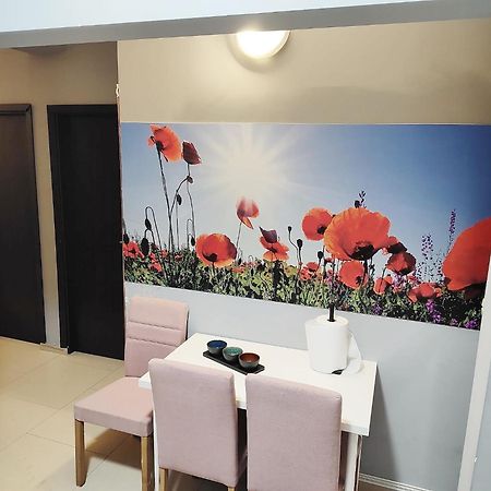 Central Retreat- Apartment Universitate Bukares Bagian luar foto